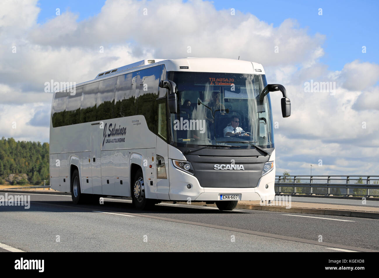SALO, FINNLAND - 29. AUGUST 2015: Weißer Scania Touring Bus auf der Straße in Salo. Scania Touring ist ein Reisebus mit dem chinesischen Higer bo Stockfoto