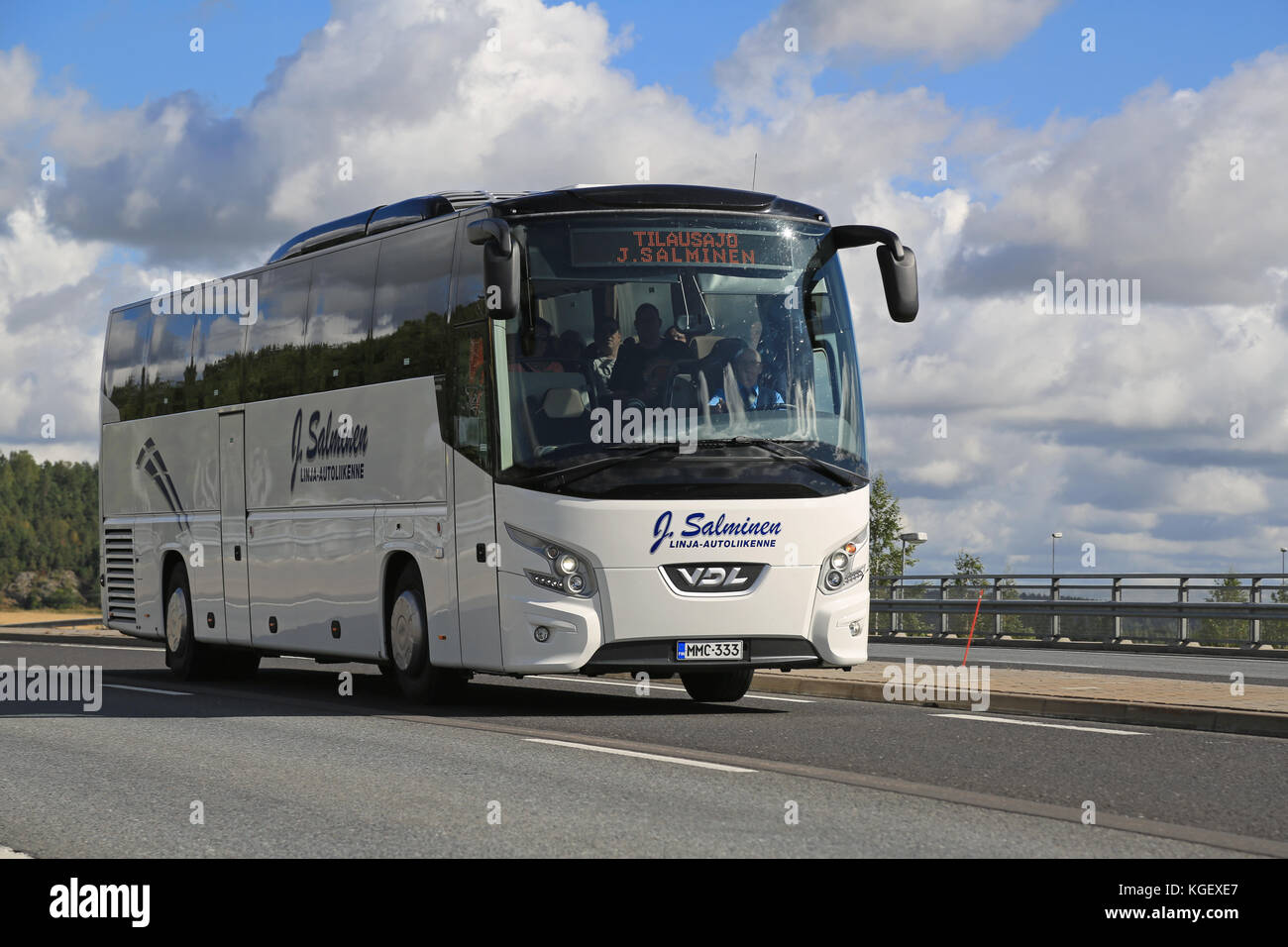 SALO, FINNLAND - 29. AUGUST 2015: Weißer VDL Futura Bus auf der Straße in Salo. Der neue Futura wurde 2010 eingeführt und gewann den International Coach Stockfoto