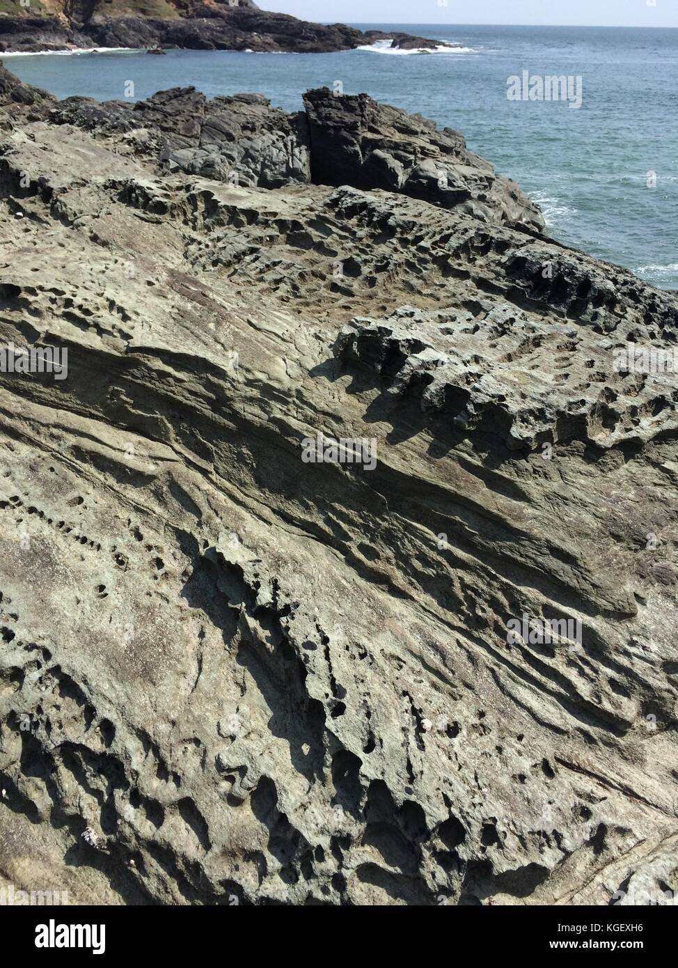 Vulkanische Felsformationen an der Südwestküste in Devon Stockfoto