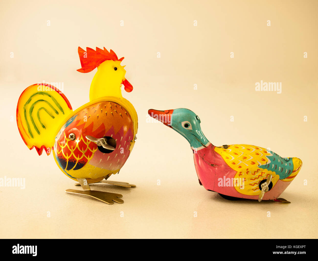 Ente und Huhn Tin Toy/isoliert weißer Stockfoto