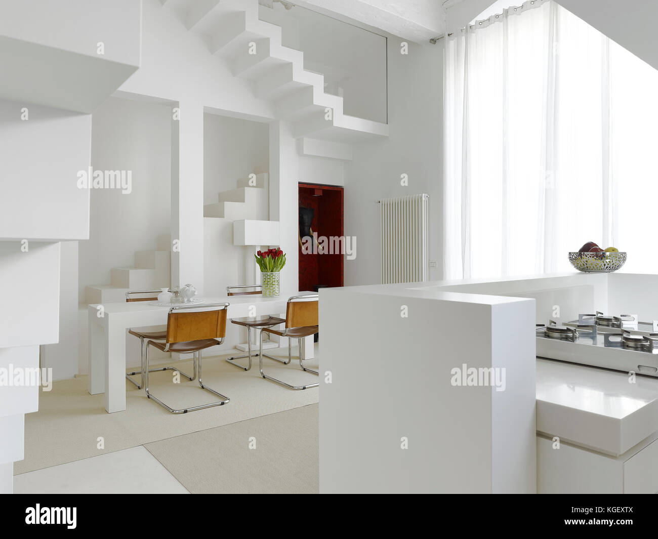 Wohnzimmer in einem weißen Loft Stockfoto