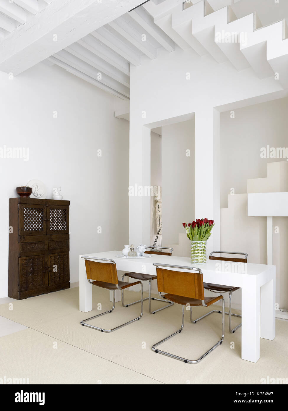 Wohnzimmer in einem weißen Loft Stockfoto