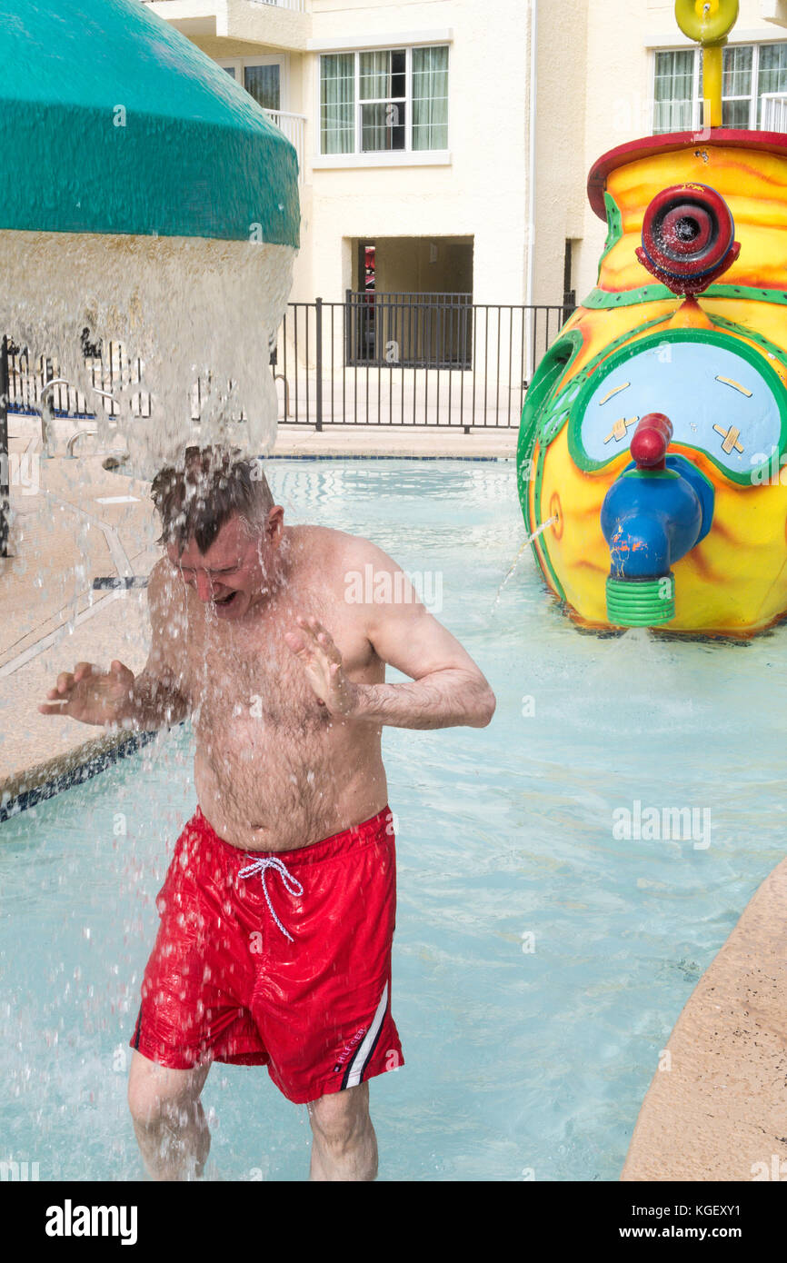 Ältere Menschen genießen Resort Pool, USA Stockfoto