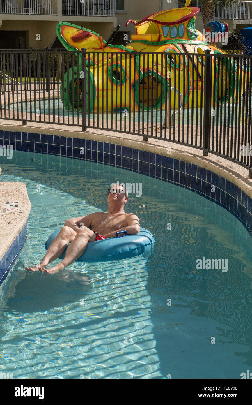 Ältere Menschen genießen Resort Pool, USA Stockfoto