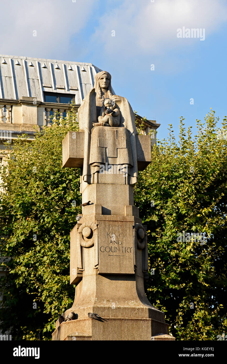Mutter und Kind des Edith Cavell Memorial in St Martin's Place, Westminster, London. Skulptur aus Carrara-Marmor und grauem kornischem Granit Stockfoto