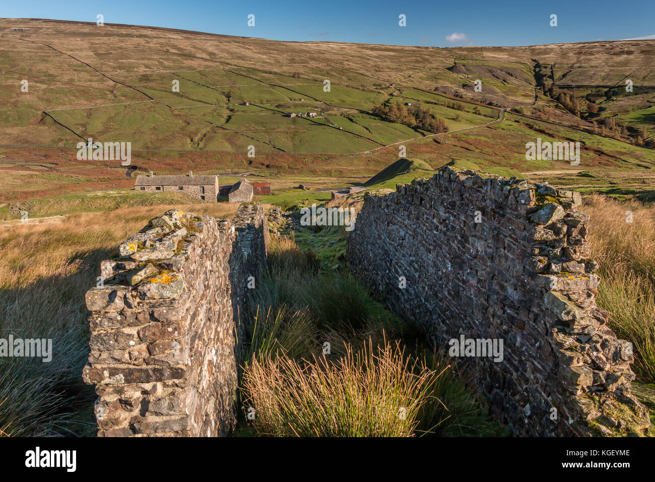 Überreste einer Wasserbilanz Gefälle in der Stillgelegten Coldberry Mine, in der Nähe von Middleton-in-Teesdale, Großbritannien, November 2017 Stockfoto