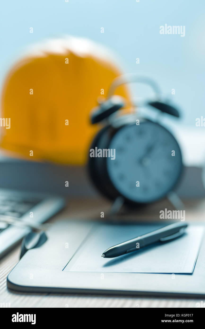 Grafik Tablett und Bleistift auf Büro Schreibtisch in Architektur und Interior Design Project Studio Stockfoto