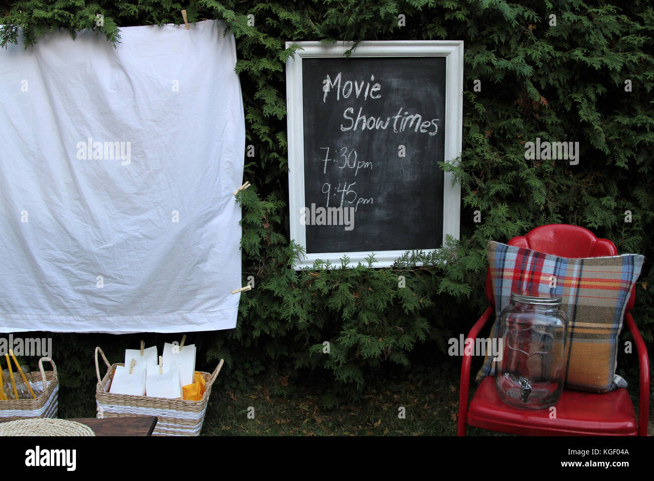 Für einen Film im Freien mit Nahrungsmitteln und Stühlen Stockfoto