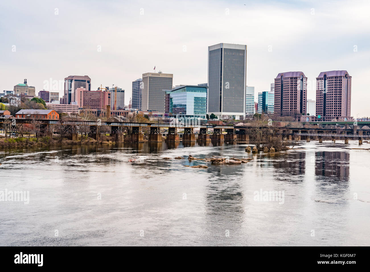 Richmond, Virginia morgen City Skyline entlang der James River. Stockfoto