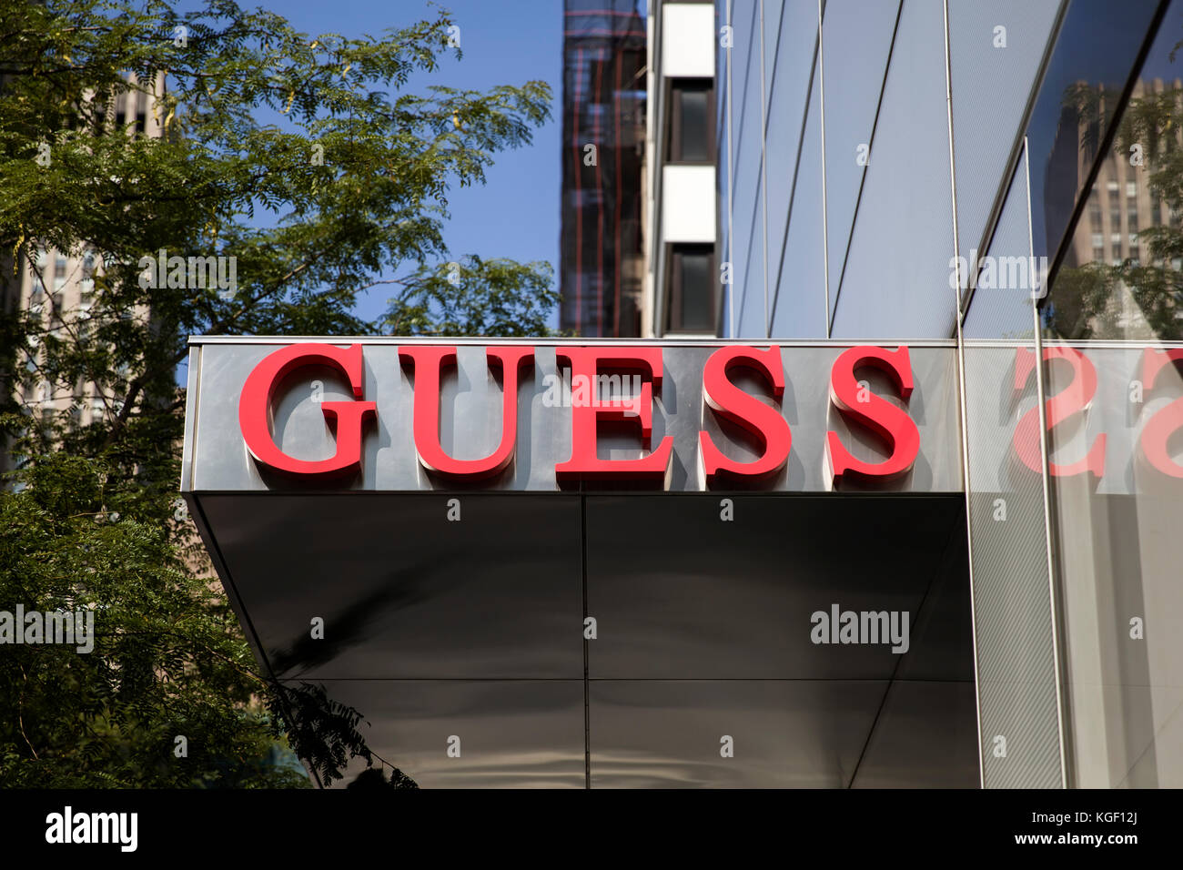 NEW YORK, USA - 26. AUGUST 2017: Detail der Guess Stores in New York. Vermutung ist Amerikanische gehobene Kleidung Linie Marke gegründet in 1981 und haben mehr t Stockfoto