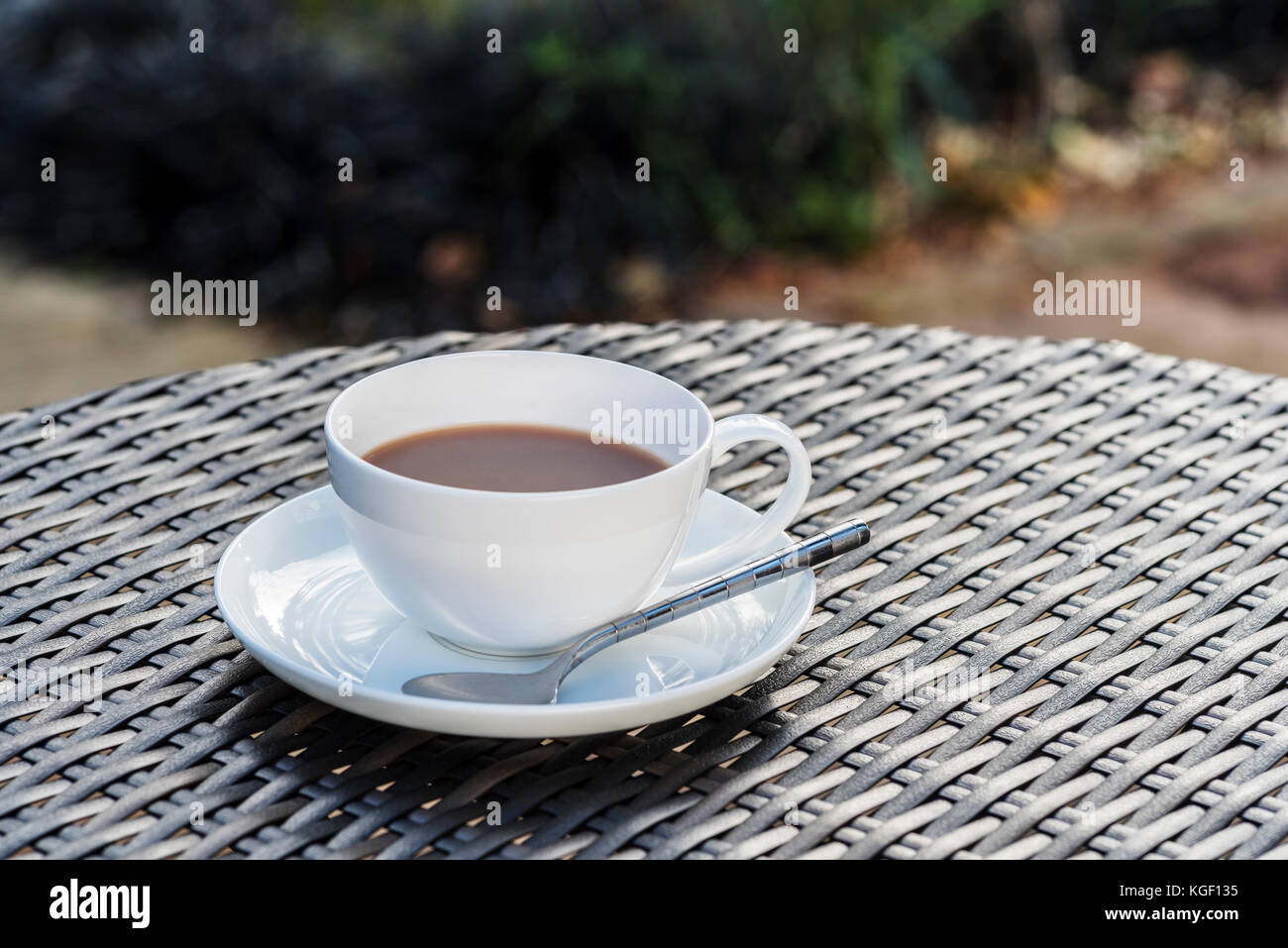 Tasse und Untertasse/rattan Tisch Garten. Stockfoto