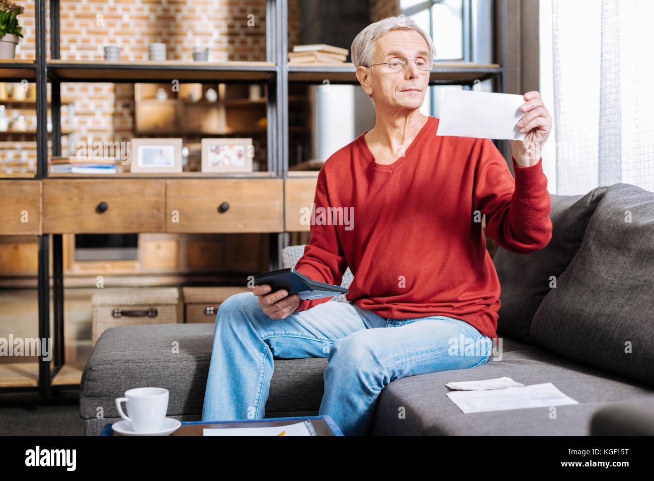 Smart alter Mann am Rechnung suchen Stockfoto Smart alter Mann am Rechnung suchen Stockfoto