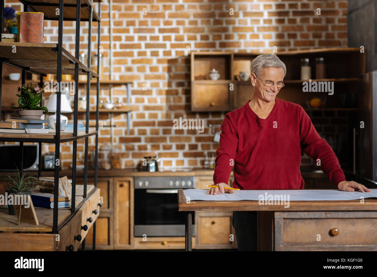 Freuen nette mann an der Blueprint Suche Stockfoto