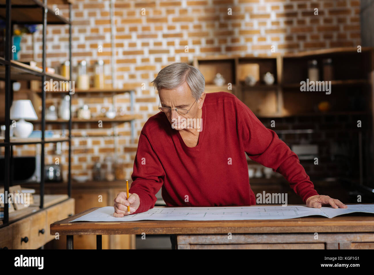 Smart hart arbeitenden Ingenieur arbeitet an seinem Projekt Stockfoto