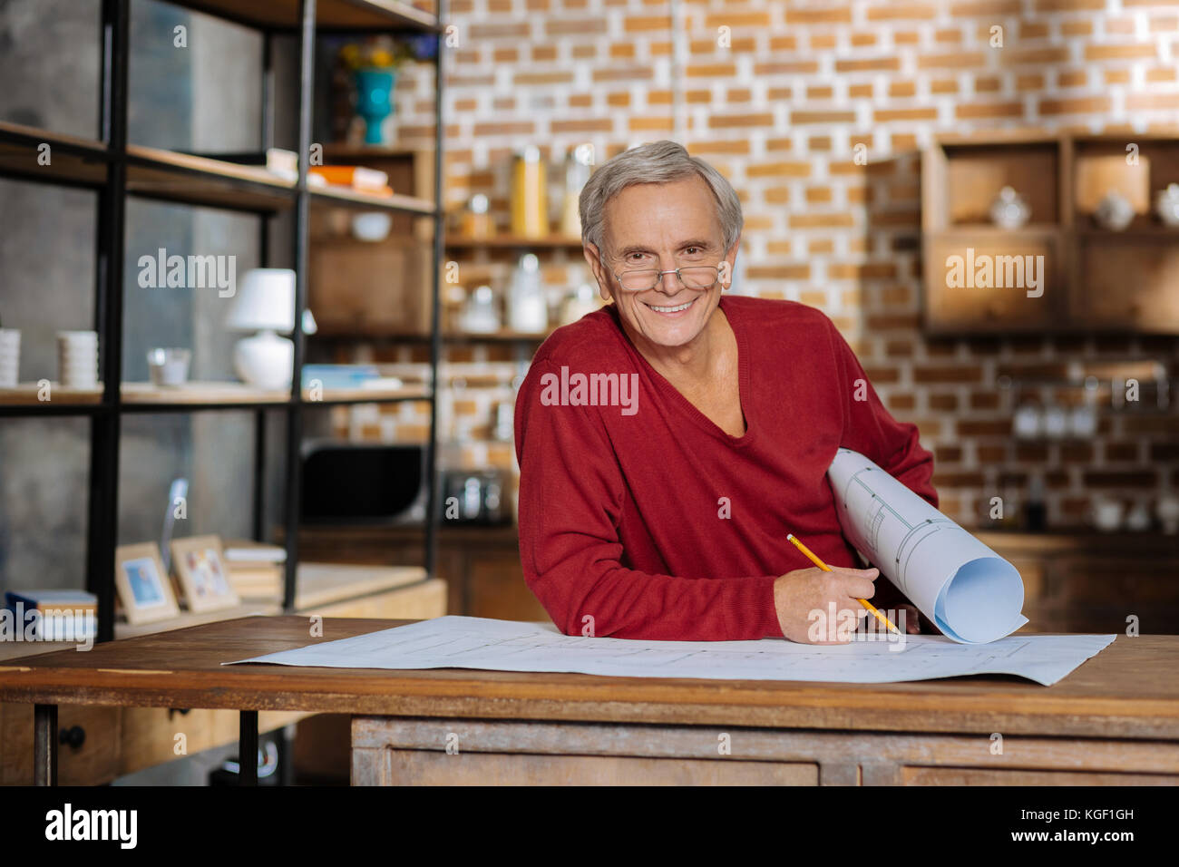 Fröhlicher älterer Mann seinen Job genießen. Stockfoto