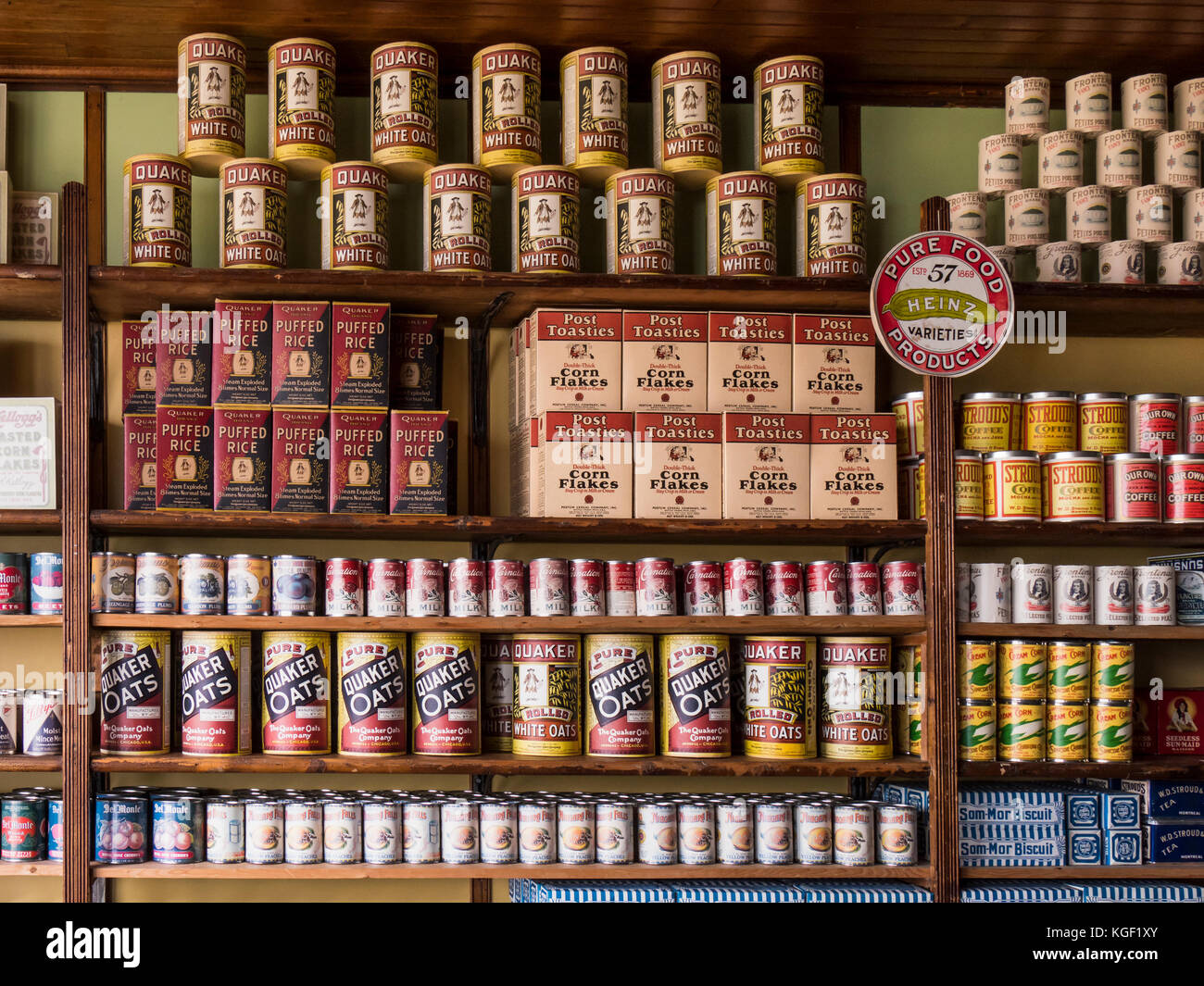 Regale innerhalb der historischen Hyman Store und Lager, Forillon National Park, Gaspe Halbinsel, Kanada. Stockfoto
