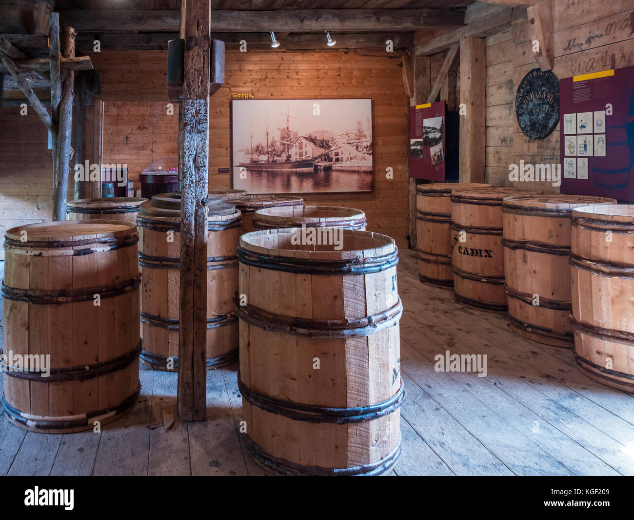 Barrel insdie der historischen Hyman Store und Lager, Forillon National Park, Gaspe Halbinsel, Kanada. Stockfoto