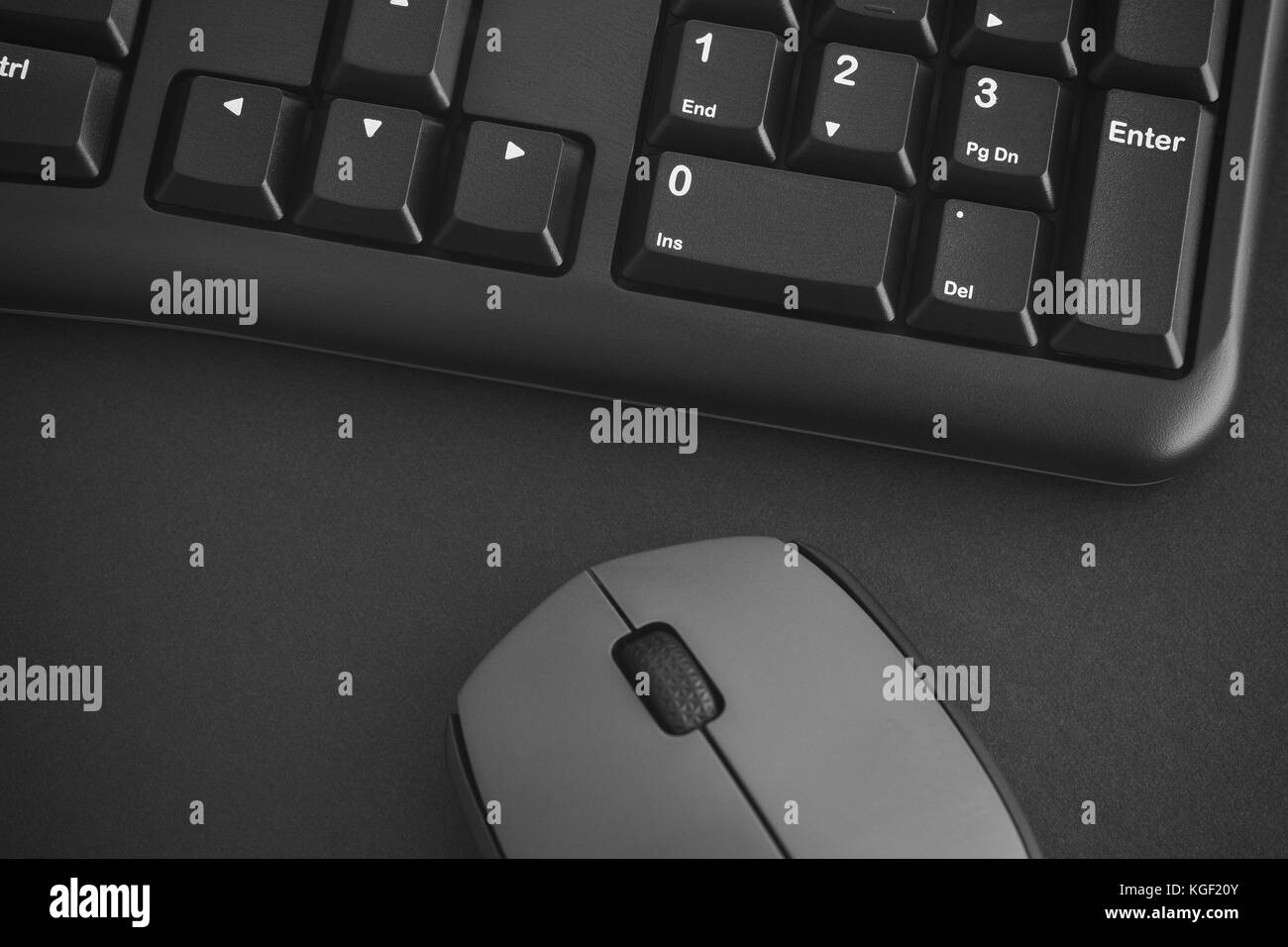Tastatur, Schwarz und Grau Wireless Maus auf einem Schreibtisch. Schwarz und Weiß. Nach oben Schließen. Stockfoto