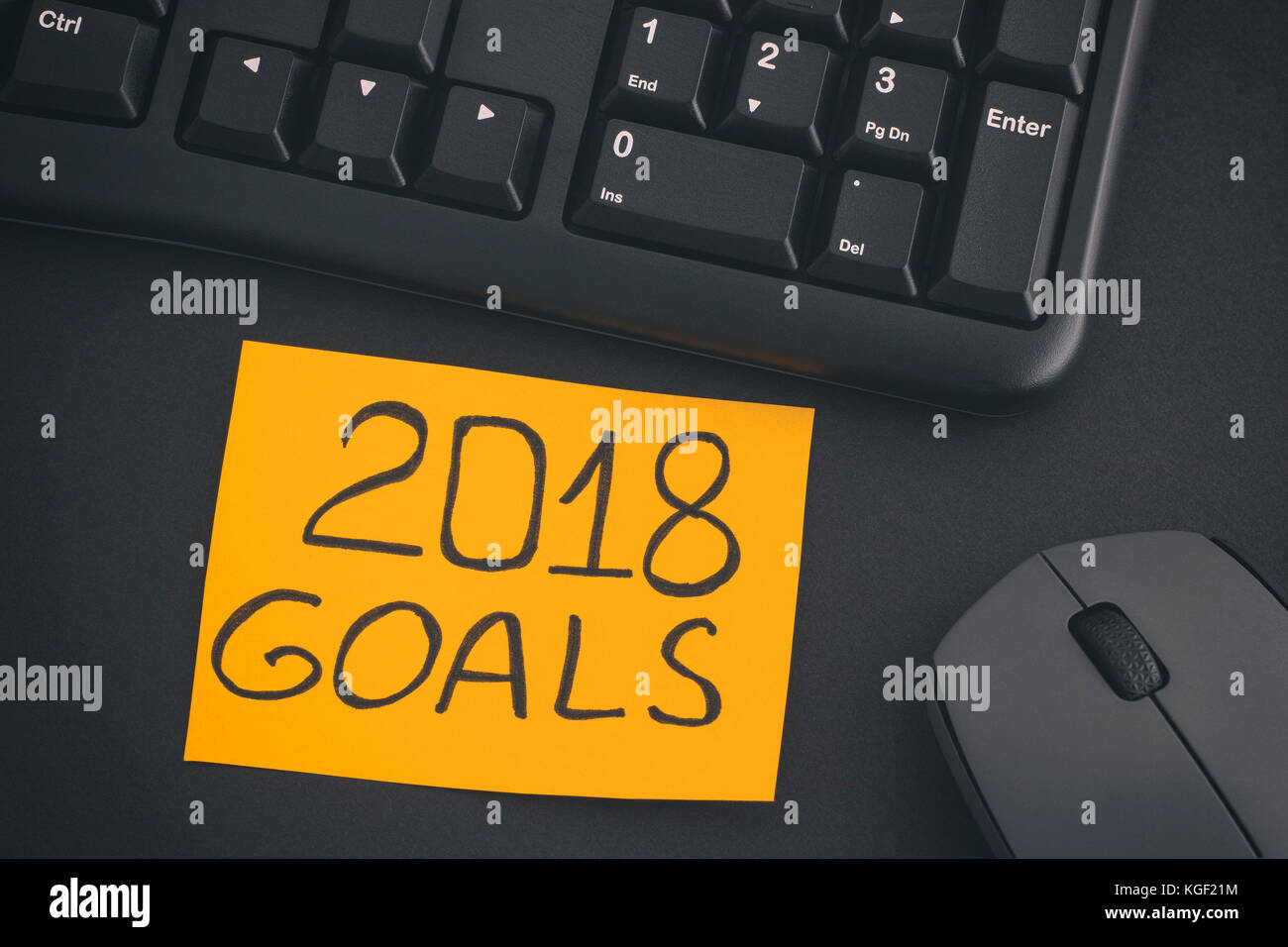 2018 Ziele. Papier Hinweis mit dem Schreiben von 2018 Ziele auf einem Schreibtisch mit Tastatur, Schwarz und Grau Wireless Mouse. Bis zu schließen. Stockfoto