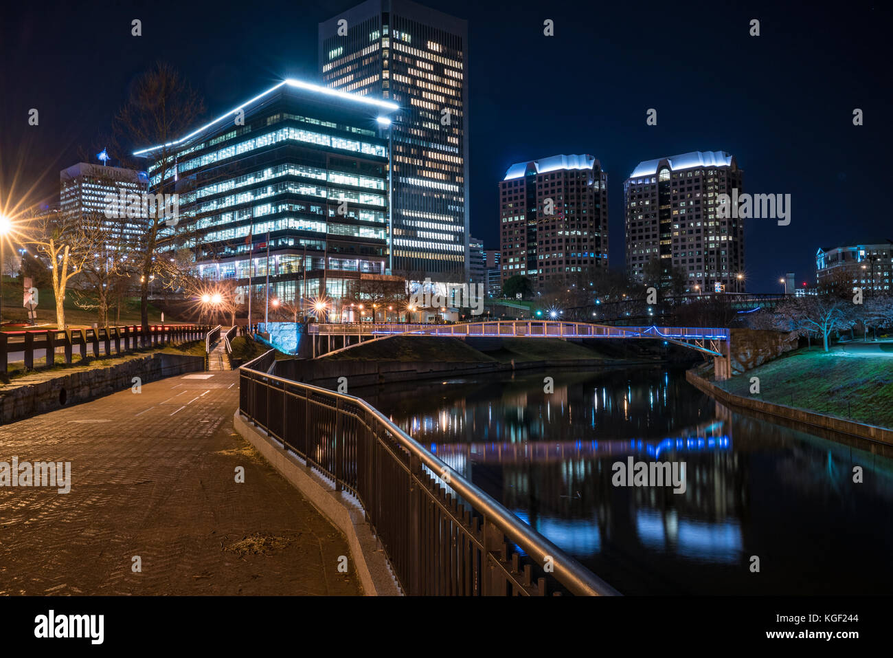 Richmond, Virginia nacht Skyline der Stadt entlang der James River in der Nähe von Brown's Island und Tredegar st Stockfoto