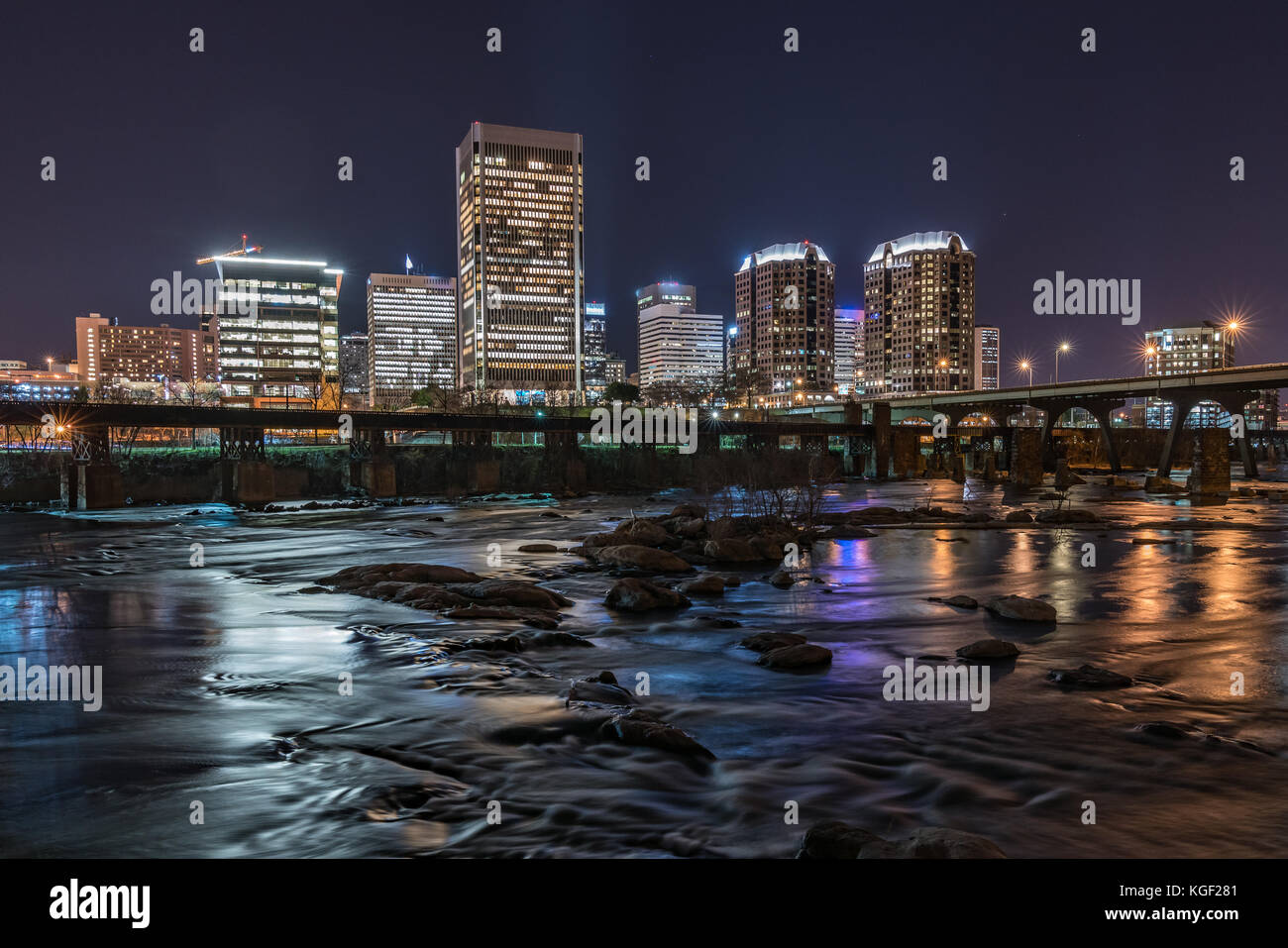 Richmond, Virginia nacht Skyline der Stadt entlang der James River. Stockfoto