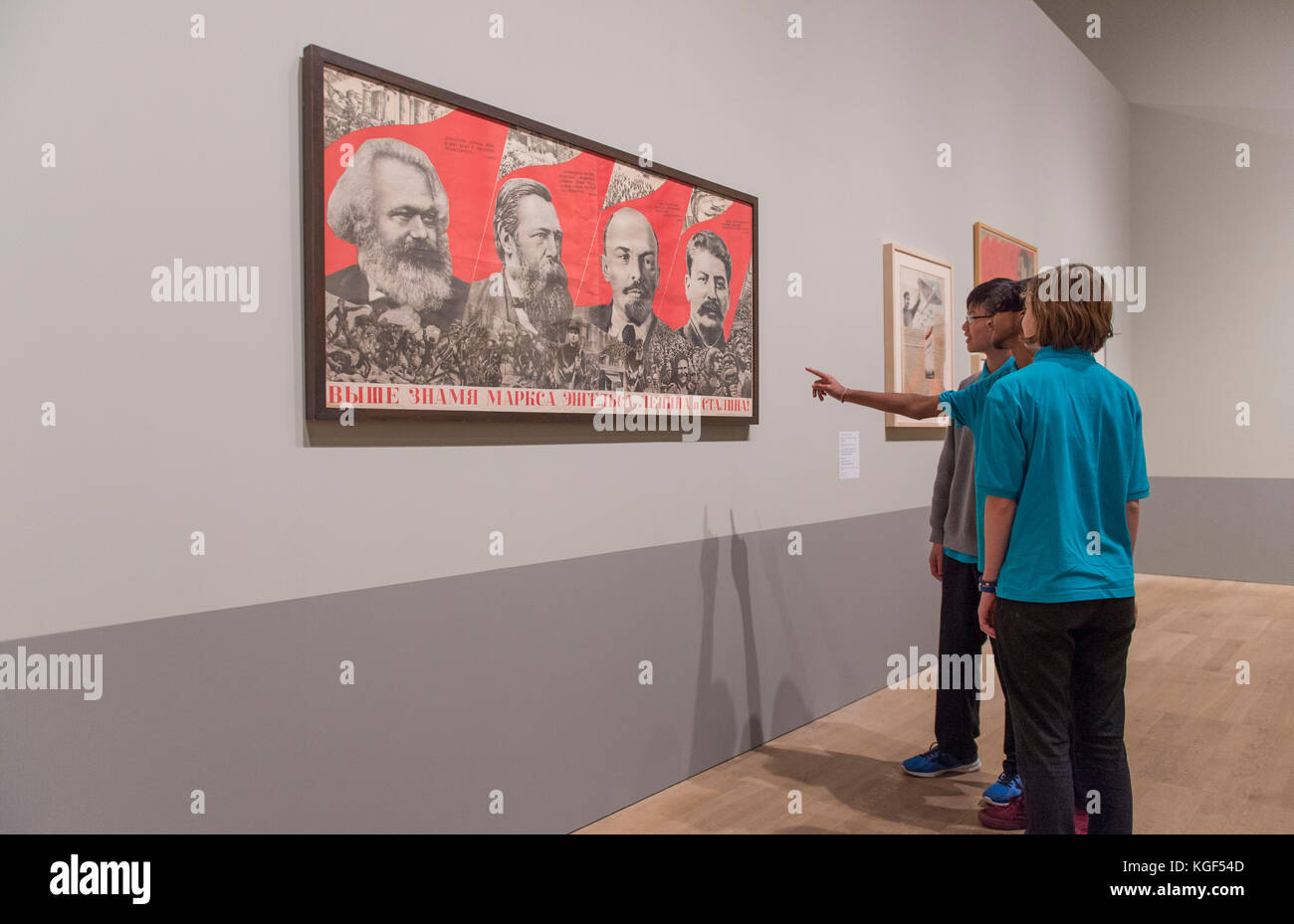 Tate Modern, London, Großbritannien. November 2017. Roter Stern über Russland: Eine Revolution in der visuellen Kultur 1905-55. Mit über 250 Plakaten, Gemälden und Fotografien, von denen viele zum ersten Mal öffentlich ausgestellt wurden, zeigt die Ausstellung, wie sich Leben und Kunst während einer entscheidenden Periode der modernen Weltgeschichte verändert haben. Die Ausstellung läuft vom 8. November 2017 bis zum 18. Februar 2018. Foto: Schüler der Thomas Tallis Schule in Kidbrooke (zur Verfügung gestellt von Galerie) sehen sich die Ausstellung an. Quelle: Malcolm Park/Alamy Live News. Stockfoto