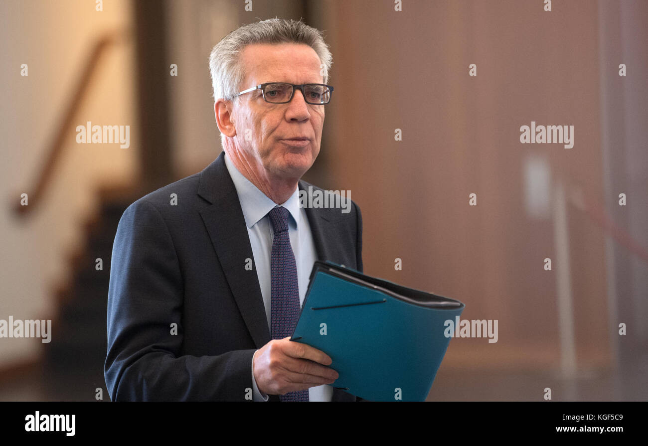 Berlin, Deutschland. November 2017. Der deutsche Innenminister Thomas de Maizière wartet kurz vor der Sitzung des Deutsch-Französischen Integrationsrates am 07. November 2017 in Berlin auf seinen französischen Amtskollegen Gérard Collomb. Quelle: Ralf Hirschberger/dpa-Zentralbild/dpa/Alamy Live News Stockfoto