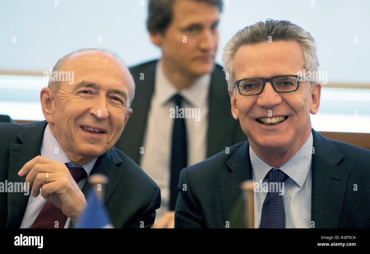 Berlin, Deutschland. November 2017. Der deutsche Innenminister Thomas de Maizière (R) und sein französischer Amtskollege Gérard Collomb lachten kurz vor dem Treffen des deutsch-französischen Integrationsrates am 07. November 2017 in Berlin. Quelle: Ralf Hirschberger/dpa-Zentralbild/dpa/Alamy Live News Stockfoto