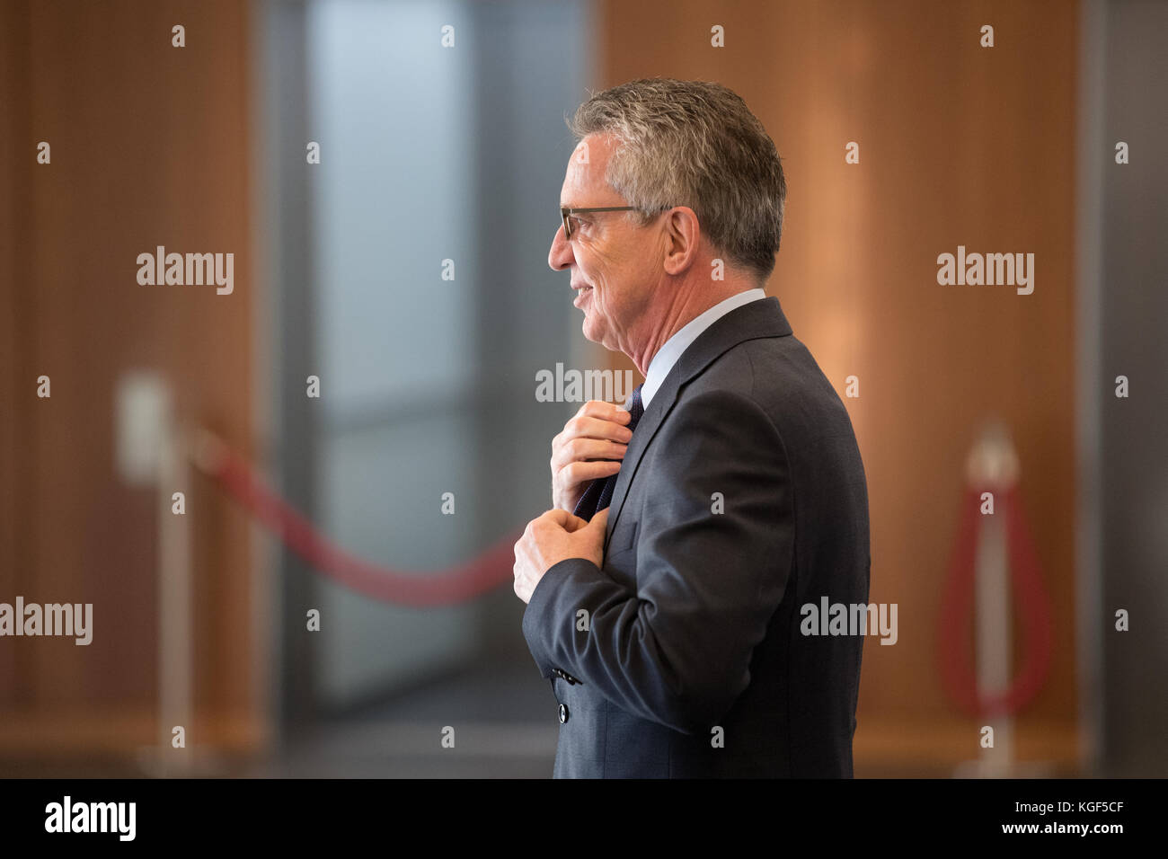 Berlin, Deutschland. November 2017. Der deutsche Innenminister Thomas de Maizière wartet kurz vor der Sitzung des Deutsch-Französischen Integrationsrates am 07. November 2017 in Berlin auf seinen französischen Amtskollegen Gérard Collomb. Quelle: Ralf Hirschberger/dpa-Zentralbild/dpa/Alamy Live News Stockfoto