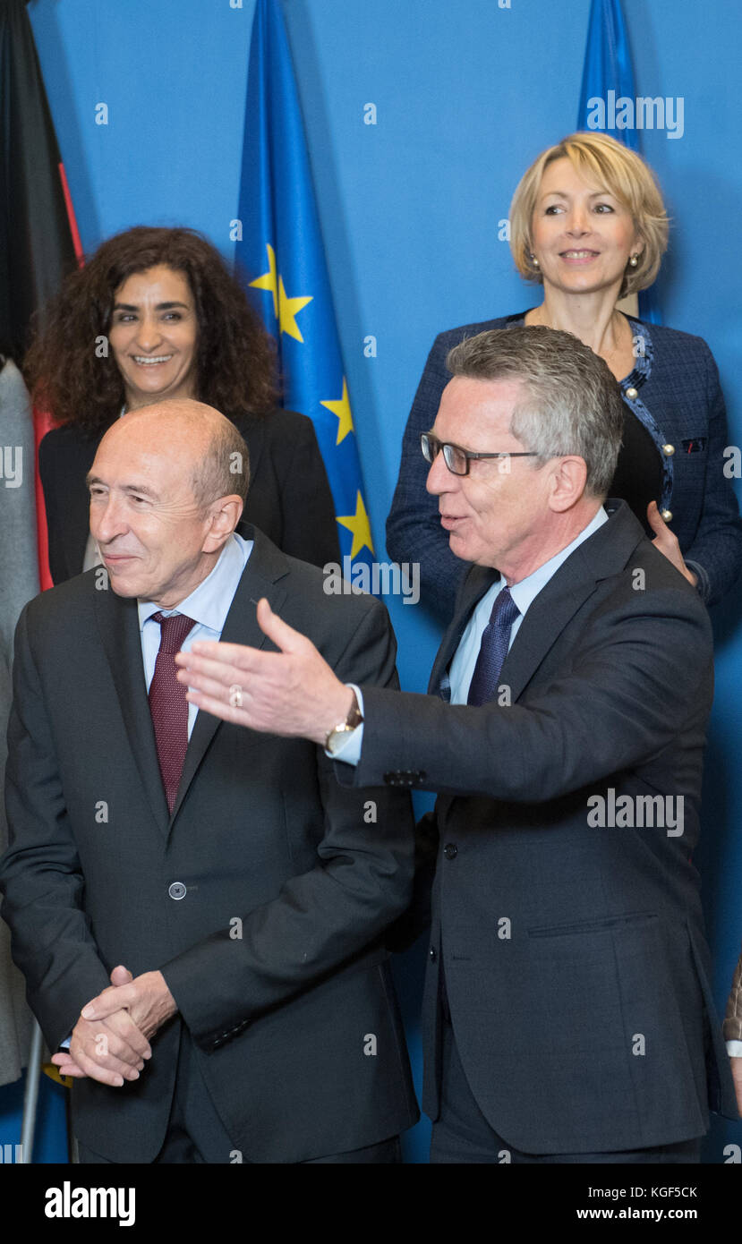 Berlin, Deutschland. November 2017. Der deutsche Innenminister Thomas de Maizière (R), sein französischer Amtskollege Gérard Collomb und Teilnehmer an einer Sitzung des deutsch-französischen Integrationsrates, die kurz vor der Veranstaltung in Berlin am 07. November 2017 für ein Gruppenbild stehen. Quelle: Ralf Hirschberger/dpa-Zentralbild/dpa/Alamy Live News Stockfoto