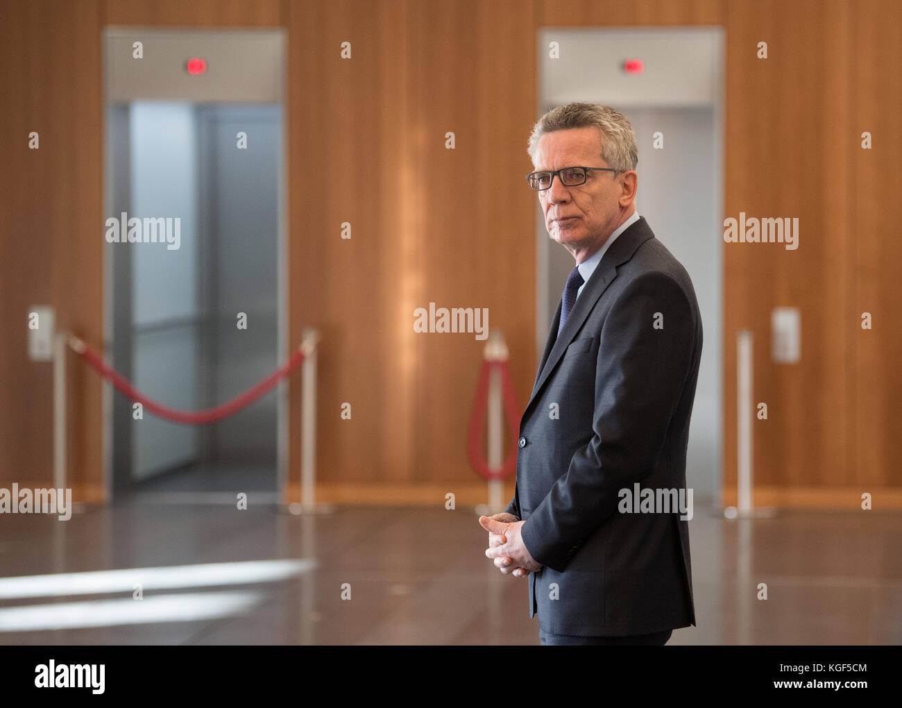 Berlin, Deutschland. November 2017. Der deutsche Innenminister Thomas de Maizière wartet kurz vor der Sitzung des Deutsch-Französischen Integrationsrates am 07. November 2017 in Berlin auf seinen französischen Amtskollegen Gérard Collomb. Quelle: Ralf Hirschberger/dpa-Zentralbild/dpa/Alamy Live News Stockfoto