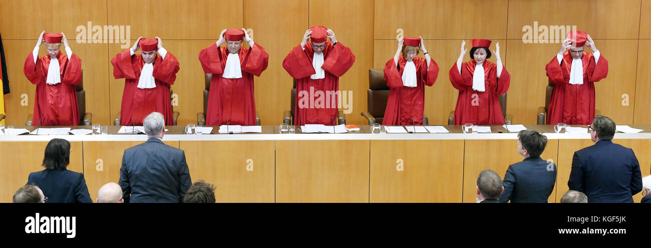 Der zweite Senat des Bundesverfassungsgerichts, von links nach rechts: Doris König, Peter Muller, Peter M. Huber, Andreas Vosskuhle (Senatsvorsitzender und Gerichtspräsident), Monika Hermanns, Sibylle Kessal-Wulf und Ulrich Maidowski, die ihre Entscheidung über die Rechte der Bundesabgeordneten auf Auskunftsersuchen bei der Bundesregierung in Karlsruhe am 07. November 2017 abgeben. Die Weigerung des Bundes, Informationen über die Deutsche Bahn und über die Finanzmarktlage auszutauschen, sei nach der Entscheidung nicht legal. Foto: Uli Deck/dpa Stockfoto