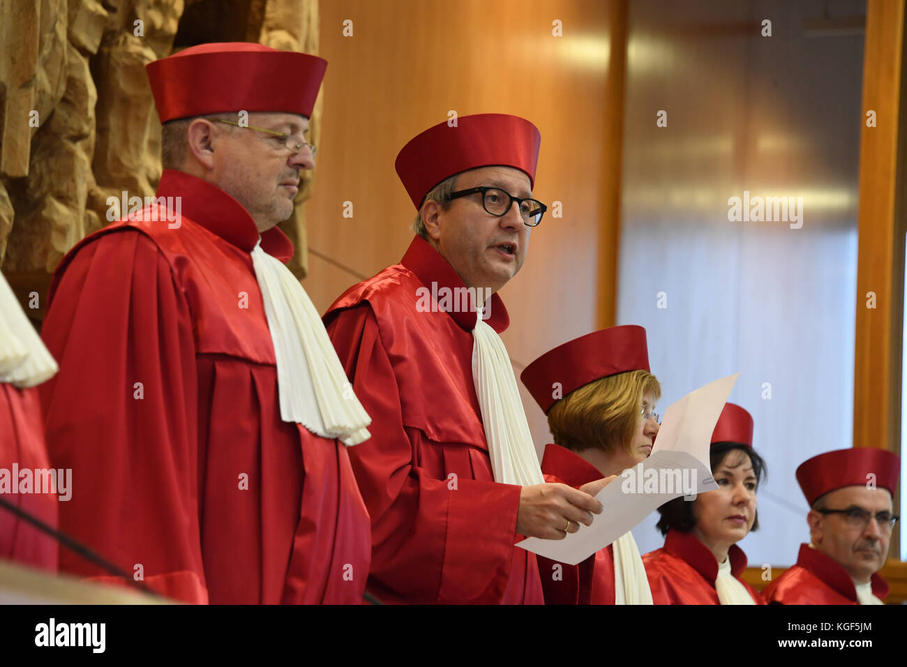 Der zweite Senat des Bundesverfassungsgerichts, von links nach rechts: Doris König, Peter Muller, Peter M. Huber, Andreas Vosskuhle (Senatsvorsitzender und Gerichtspräsident), Monika Hermanns, Sibylle Kessal-Wulf und Ulrich Maidowski, die ihre Entscheidung über die Rechte der Bundesabgeordneten auf Auskunftsersuchen bei der Bundesregierung in Karlsruhe am 07. November 2017 abgeben. Die Weigerung des Bundes, Informationen über die Deutsche Bahn und über die Finanzmarktlage auszutauschen, sei nach der Entscheidung nicht legal. Foto: Uli Deck/dpa Stockfoto
