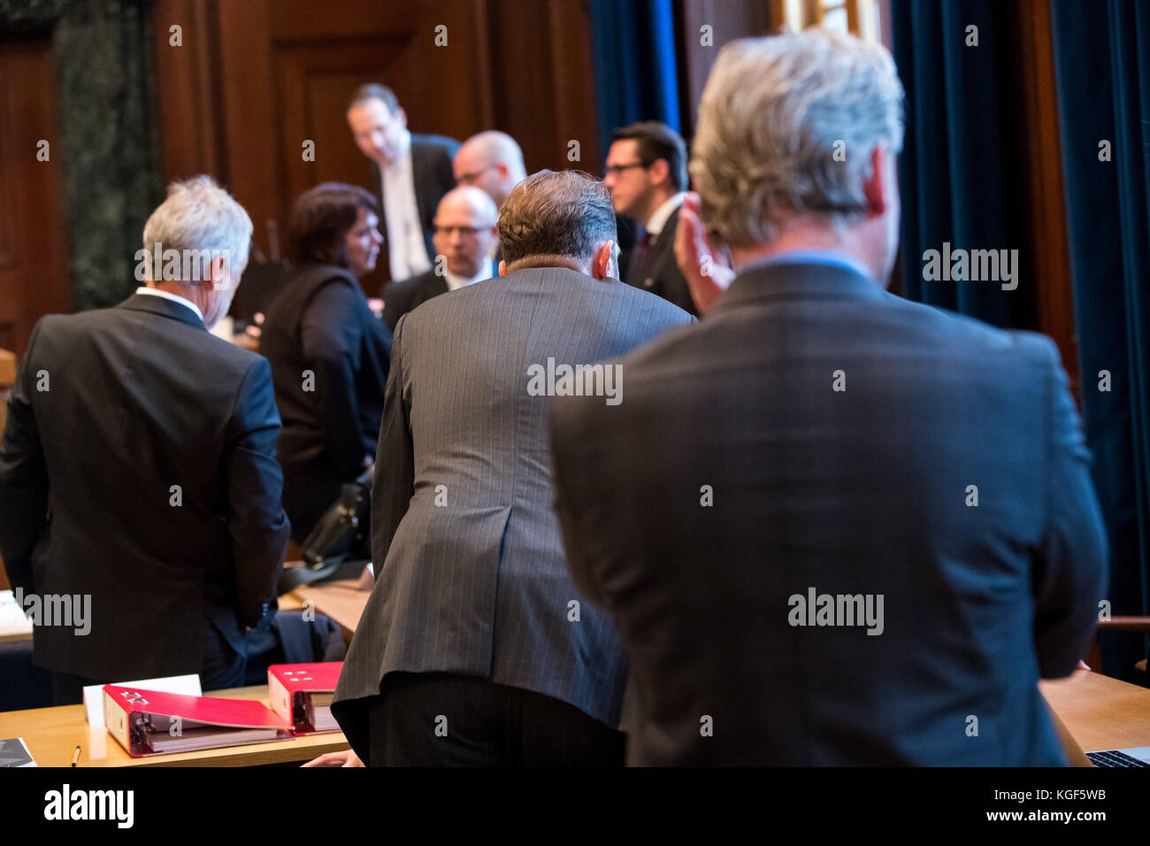 Nürnberg-Furth, Deutschland. November 2017. Drei von sechs Beamten des Bayerischen Landeskriminalamtes beschuldigten vor dem Gerichtssaal des Amtsgerichts Nürnberg-Furth am 07. November 2017 die Behinderung der Justiz im Dienst und die uneidesstattliche falsche Äußerungen. Die Offiziere haben angeblich die kriminellen Aktivitäten der "Bandidos" Motorradbande vertuscht oder unterstützt, nachdem sie einen Agenten infiltriert hatten. Vermerk: Daniel Karmann/dpa/Alamy Live News Stockfoto