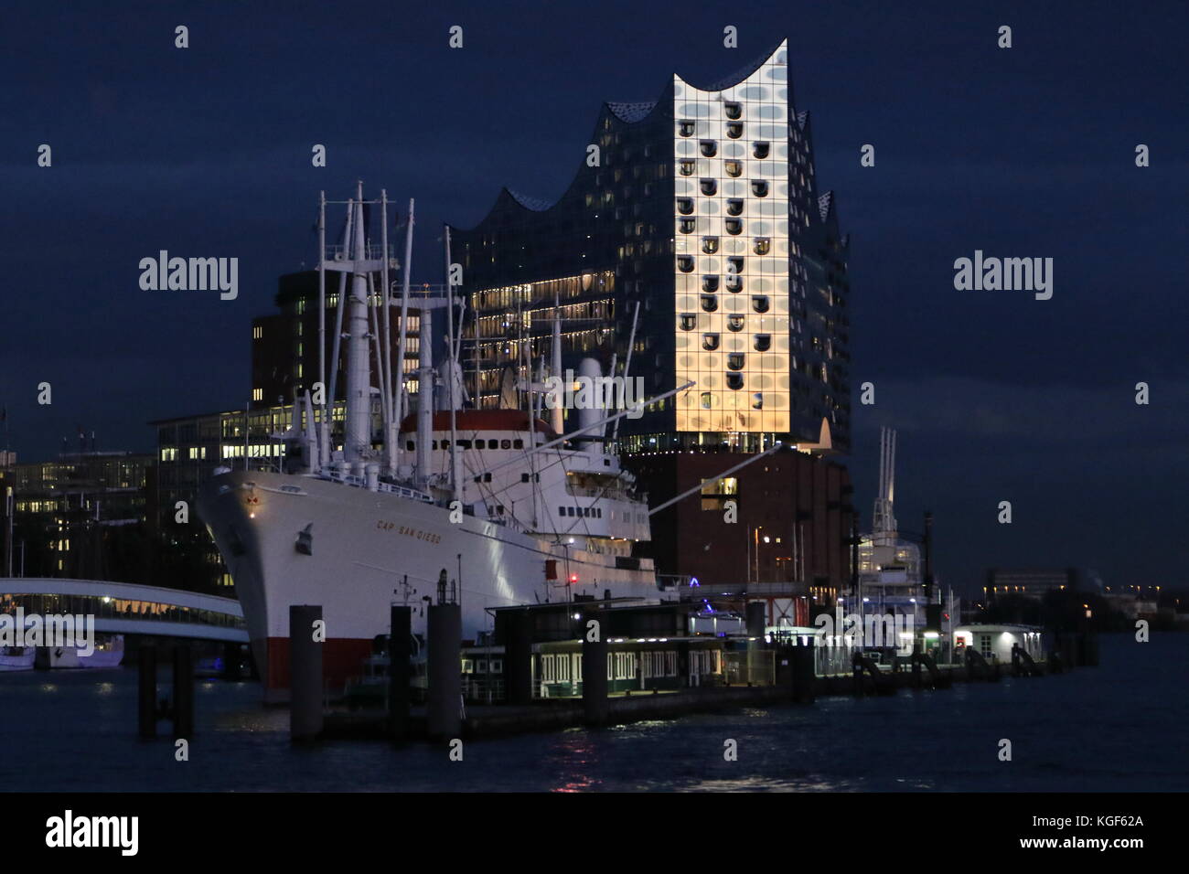 Hamburg, Deutschland. 6 Nov, 2017. elbphilharmonie, die im Dunkeln leuchten während der dramatischen Sonnenuntergang im Hafen von Hamburg, Deutschland, 06.11.2017. Quelle: t. Marke/alamy leben Nachrichten Stockfoto