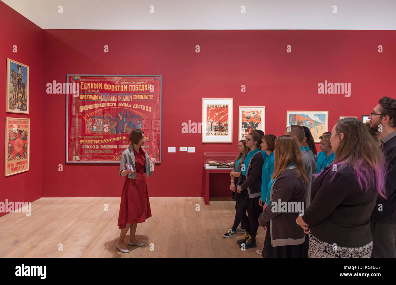 Tate Modern, London, Großbritannien. November 2017. Roter Stern über Russland: Eine Revolution in der visuellen Kultur 1905-55. Mit über 250 Plakaten, Gemälden und Fotografien, von denen viele zum ersten Mal öffentlich ausgestellt wurden, zeigt die Ausstellung, wie sich Leben und Kunst während einer entscheidenden Periode der modernen Weltgeschichte verändert haben. Die Ausstellung läuft vom 8. November 2017 bis zum 18. Februar 2018. Schüler der Thomas Tallis School in Kidbrooke (von der Galerie bereitgestellt) untersuchen Revolutionsplakate, Kunst auf die Straße. Quelle: Malcolm Park/Alamy Live News. Stockfoto