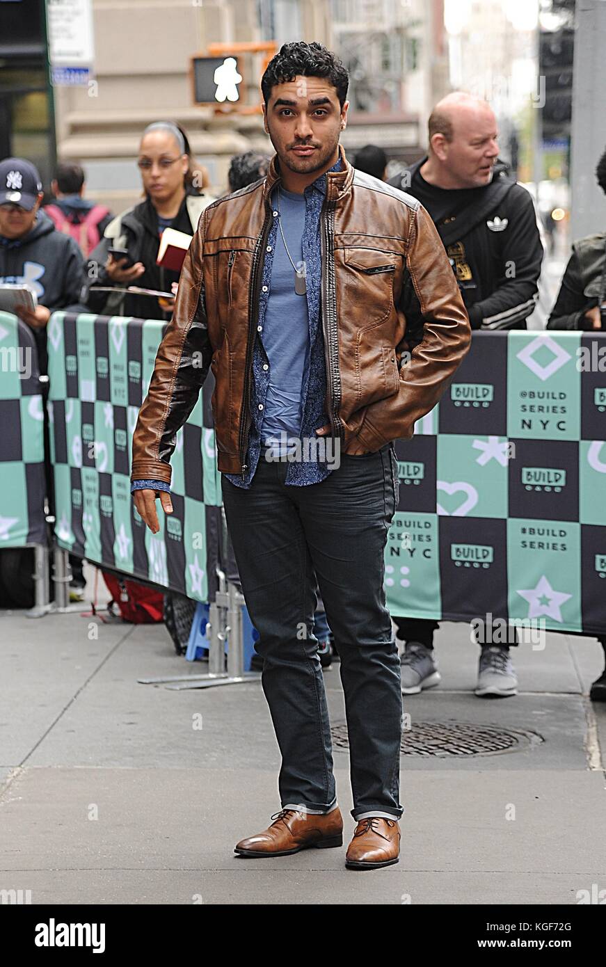 New York, NY, USA. 6 Nov, 2017. ej Bonilla heraus und über für Celebrity candids-mon, New York, NY, 6. November 2017. Credit: Kristin Callahan/Everett collection/alamy leben Nachrichten Stockfoto