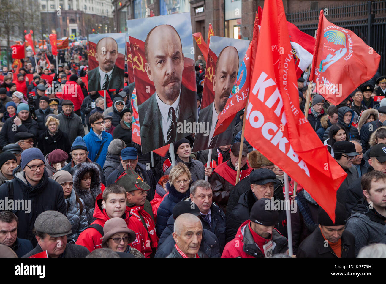 Die Teilnehmer des 'March Of linke Kräfte", der Hauptorganisator der russischen Kommunistischen Partei, conmemorating den hundertsten Jahrestag der Oktoberrevolution und die Bilder von Lenin, unter anderem, und Fahnen in der Innenstadt von Moskau, Russland, 07. November 2017. Foto: Emile Alain ducke/dpa Stockfoto