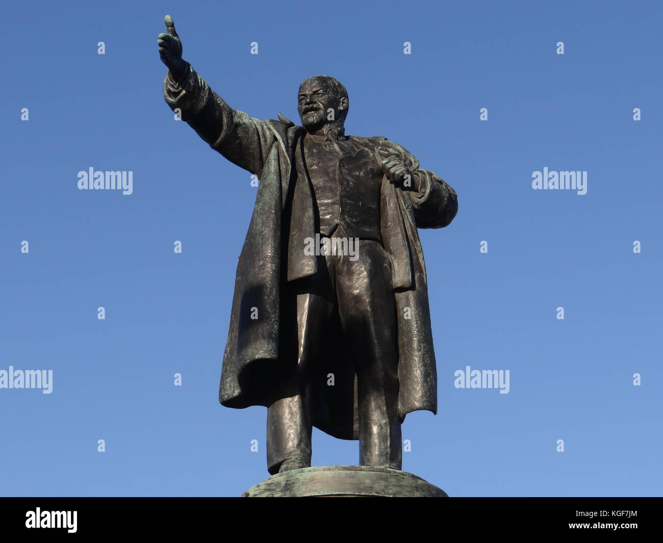 St. Petersburg, Russland. 7 Nov, 2017. 100-jähriges Jubiläum der bolschewistischen Revolution in Russland kaum gefeiert, jedoch internationale Kommunisten kam zu schlossplatz an der Veranstaltung teilzunehmen, aber nach links mit Enttäuschung. st. Petersburg, Russland Quelle: Nastja m/alamy leben Nachrichten Stockfoto