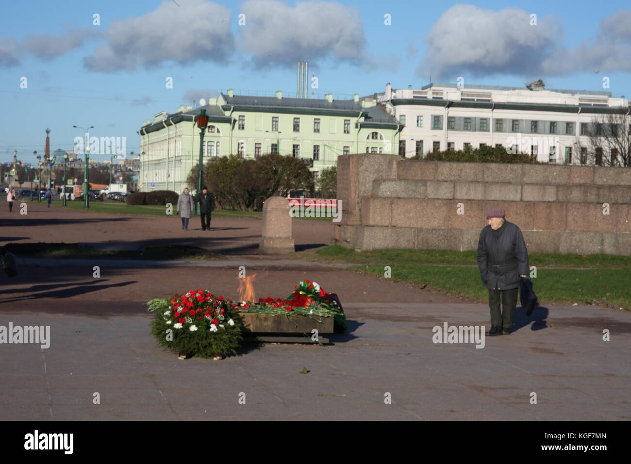 St. Petersburg, Russland. 7 Nov, 2017. 100-jähriges Jubiläum der bolschewistischen Revolution in Russland kaum gefeiert, jedoch internationale Kommunisten kam zu schlossplatz an der Veranstaltung teilzunehmen, aber nach links mit Enttäuschung. st. Petersburg, Russland Quelle: Nastja m/alamy leben Nachrichten Stockfoto