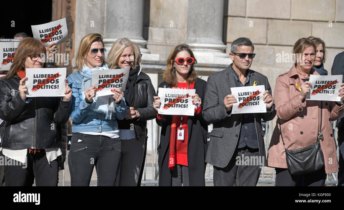 Unidentifizierte Demonstranten zeigen auf der Straße vor dem Palau de la Generalitat de Catalunya Schilder, wie sie sich für die katalanische Unabhängigkeit von Spanien am Dienstag, 7. November 2017 einsetzen. Das Gebäude ist ein historischer Palast in Barcelona, Katalonien, der die Büros der Präsidentschaft der Generalitat de Catalunya Barcelona beherbergt. Kredit: Ron Sachs/CNP /MediaPunch Stockfoto