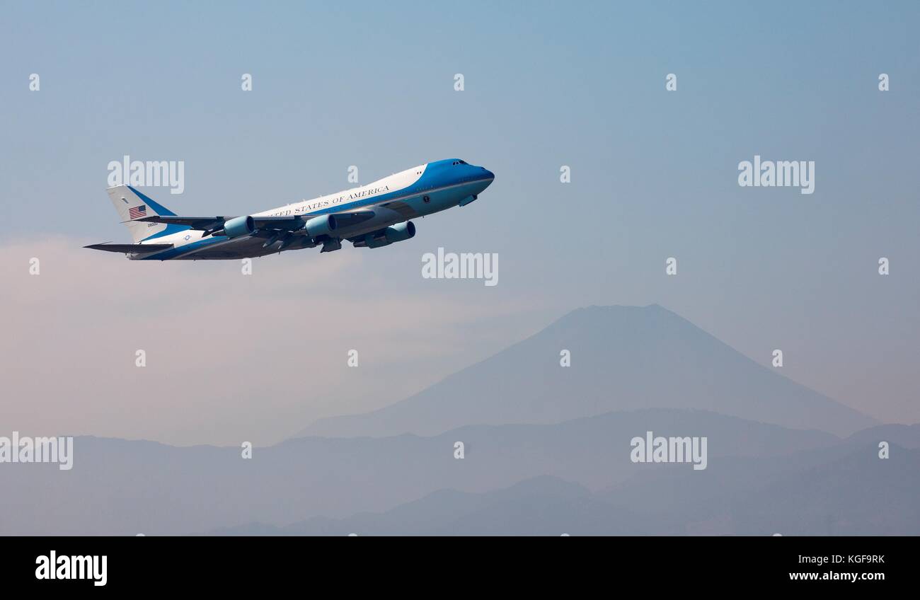 Fussa, Japan. November 2017. U. US-Präsident Donald Trump und First Lady Melania Trump starten in der Luftwaffe One am Fuji vorbei, nachdem sie am 7. November 2017 von der Yokota Air Base nach Südkorea in Fussa, Japan, abgeflogen sind. Trump absolvierte einen dreitägigen Besuch in Japan, der erste Halt eines 13-tägigen Schaukelns durch Asien. Quelle: Planetpix/Alamy Live News Stockfoto