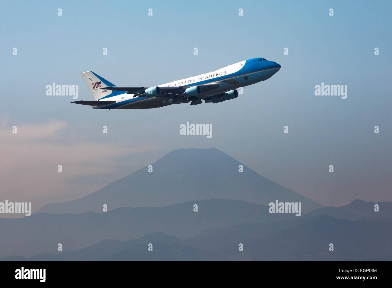 Fussa, Japan. 07 Nov, 2017. US-Präsident Donald Trump und First Lady melania Trump in Air Force One letzten Abfahrt Mount Fuji nach dem Entfernen von yokota Air Base für Südkorea 7. November 2017 in fussa, Japan. Trump einen dreitägigen Besuch in Japan abgeschlossen, der erste Stopp auf einer 13-tägigen Schwingen durch Asien. Credit: planetpix/alamy leben Nachrichten Stockfoto
