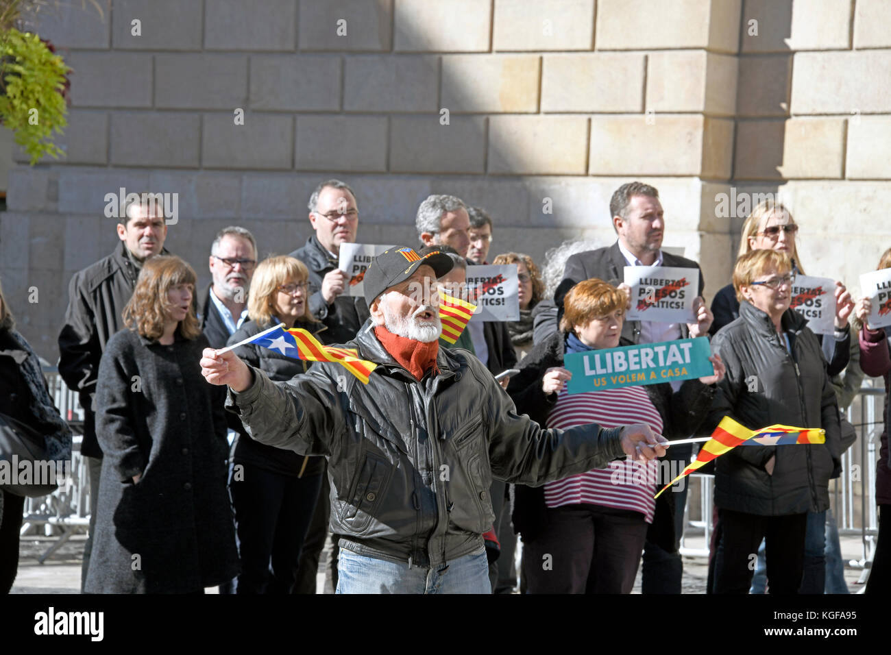 Ein nicht identifizierter Mann winkt katalanische Fahnen auf der Straße vor dem Palau de la Generalitat de Catalunya, als er und andere am Dienstag, den 7. November 2017 für die katalanische Unabhängigkeit von Spanien eintreten. Das Gebäude ist ein historischer Palast in Barcelona, Katalonien, in dem die Büros der Präsidentschaft der Generalitat de Catalunya Barcelona untergebracht sind. Kredit: Ron Sachs/CNP - KEIN KABELSERVICE - Foto: Ron Sachs/Consolidated/dpa Stockfoto