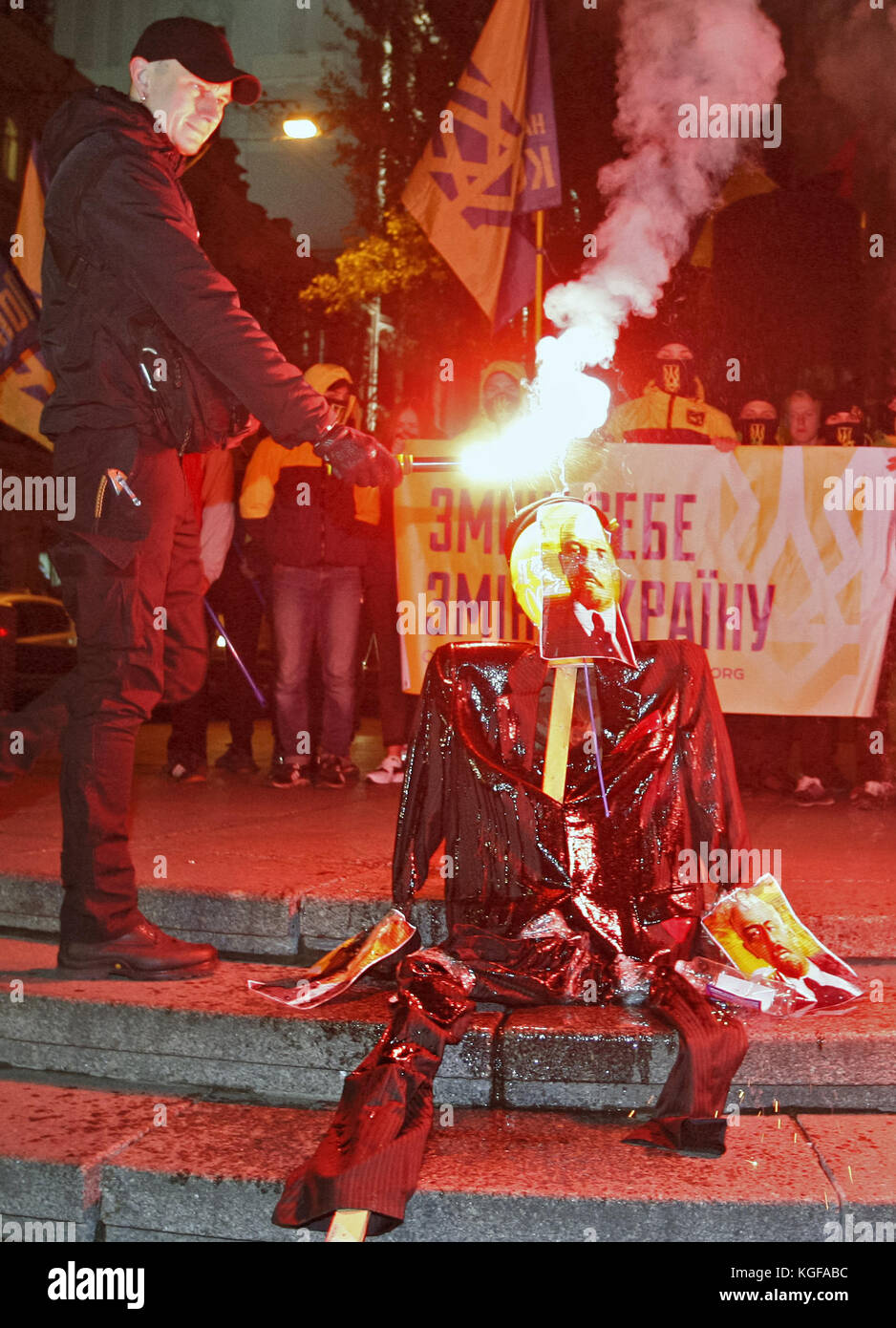 Kiew, Ukraine. November 2017. Mitglieder der rechtsextremen Partei des ukrainischen Nationalkorps verbrannten am 7. November 2017 ein symbolisches Bildnis des ehemaligen Sowjetunion-Gründers Wladimir Lenin in Kiew, während ihres Protests auf dem Sockel des ehemaligen Wladimir-Lenin-Denkmals in Kiew, Ukraine. Aktivisten führten eine Sitzung des symbolischen Exorzismus über die Ukraine durch, indem sie das Bildnis Lenins verbrannten, versuchten, die Überreste der sowjetischen Ideologie zu vertreiben und zu zeigen, dass sie keinen Platz in der Zukunft der Ukraine hat. Die Mitglieder der kommunistischen Partei und ihre Anhänger begehen den 100. Jahrestag des Oktoberbolschewistischen revo Stockfoto