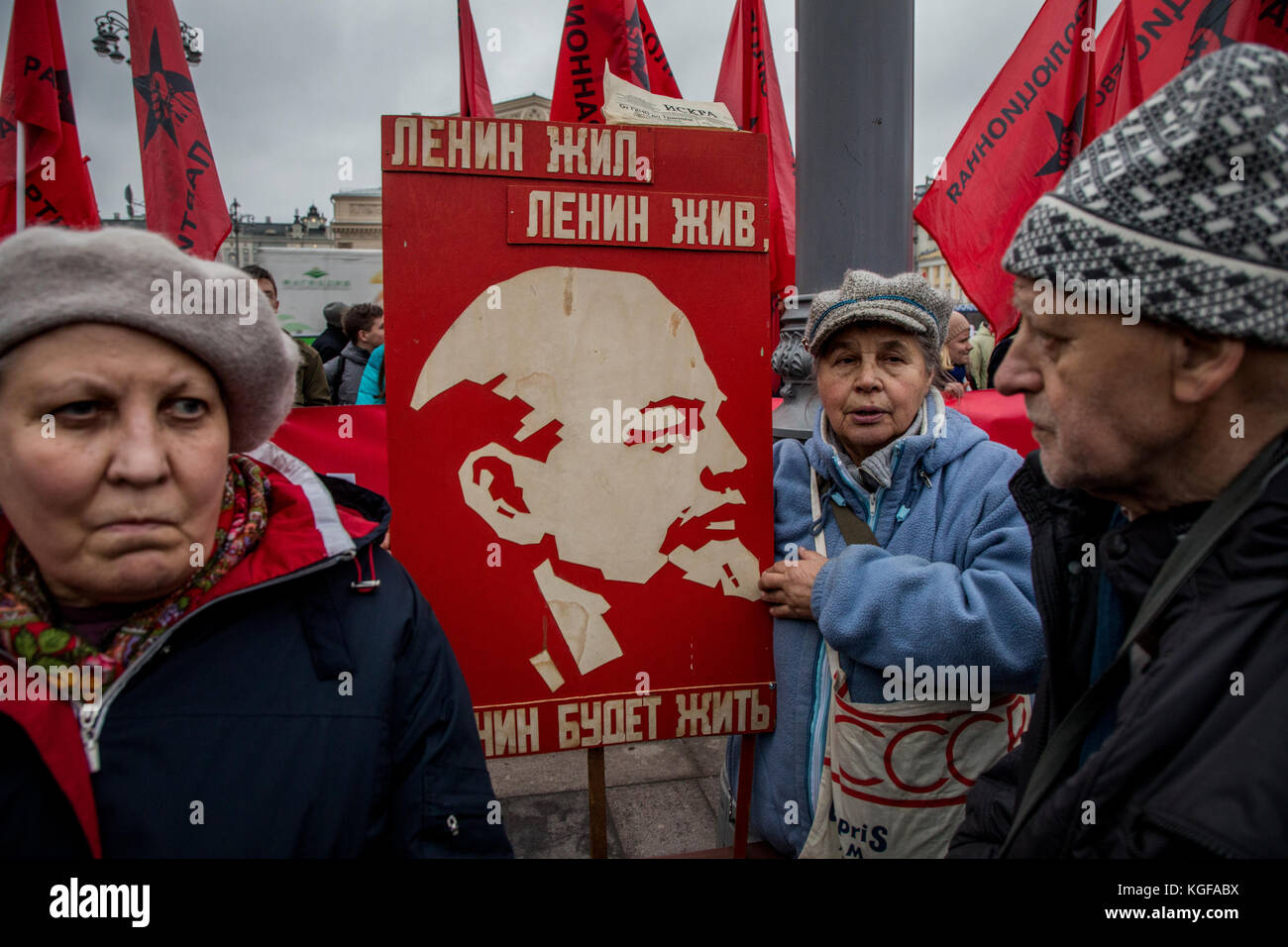 Moskau, Russland. 7 Nov, 2017. Die Teilnehmer in einem cprf März und Kundgebung auf dem Platz der Revolution das 100-jährige Jubiläum der bolschewistischen Revolution Oktober in Moskau, Russland Stockfoto