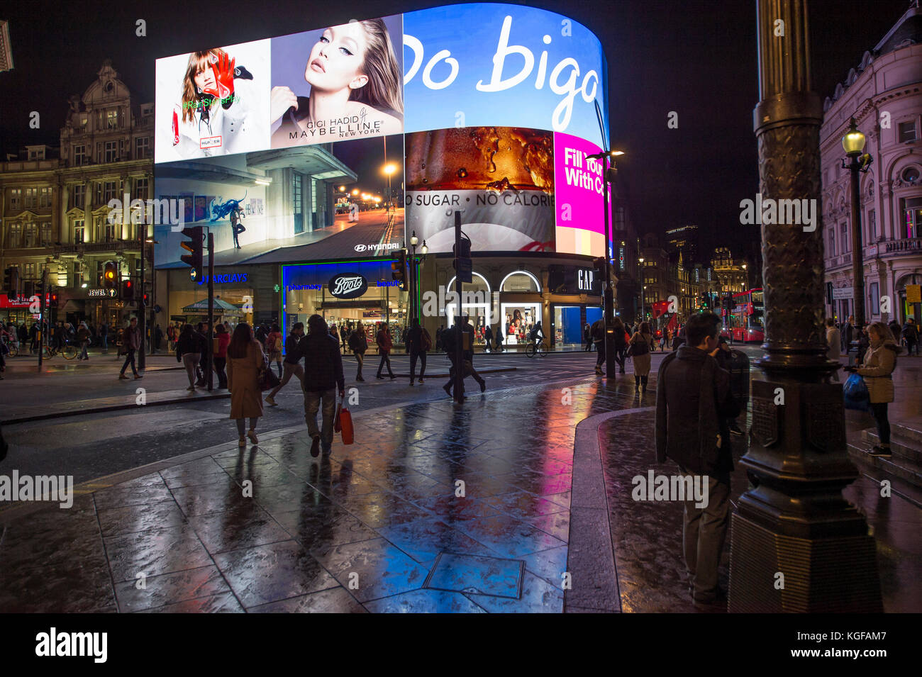 Piccadilly Circus, London, UK. 7. November 2017. Die neue HD-Werbung Anzeige in Piccadilly Circus leuchtet dieser viel befahrenen Kreuzung nach Einbruch der Dunkelheit auf einer feuchten Abend in Central London. Credit: Malcolm Park/Alamy Leben Nachrichten. Stockfoto