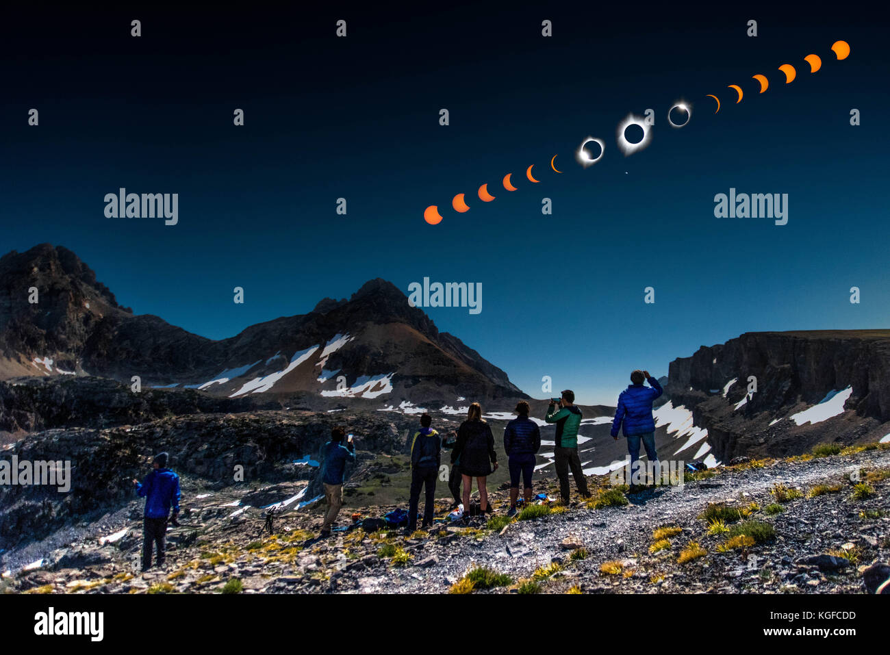 Jackson, Wyoming, USA. August 2017. Ein zusammengesetztes Bild der Phasen der Great American Eclipse blickt über die Zuschauer am Hurricane Pass im Teton National Park. Quelle: Deleigh Hermes/ZUMA Wire/Alamy Live News Stockfoto