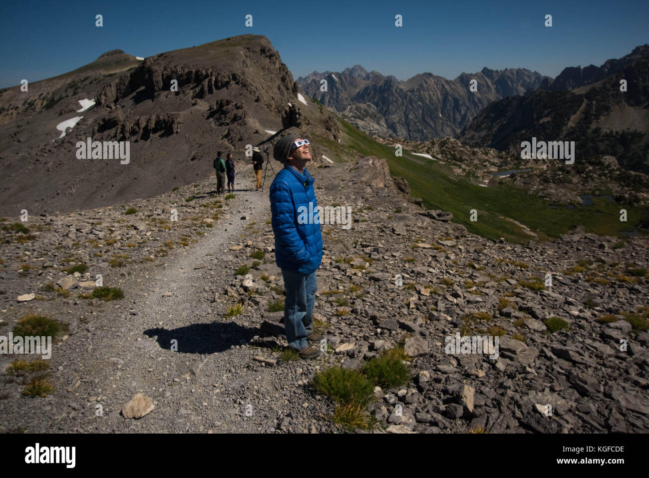 Jackson, Wyoming, USA. August 2017. Ein Zuschauer, SAM, schaut sich die Sonnenfinsternis an, wenn sie nur wenige Minuten von der Totalität entfernt ist, auf dem Gipfel des Hurricane Pass. Obwohl es fast mittags war, begann sich der Himmel zu verdunkeln, was einen einzigartigen Dämmerungston gab. Quelle: Deleigh Hermes/ZUMA Wire/Alamy Live News Stockfoto