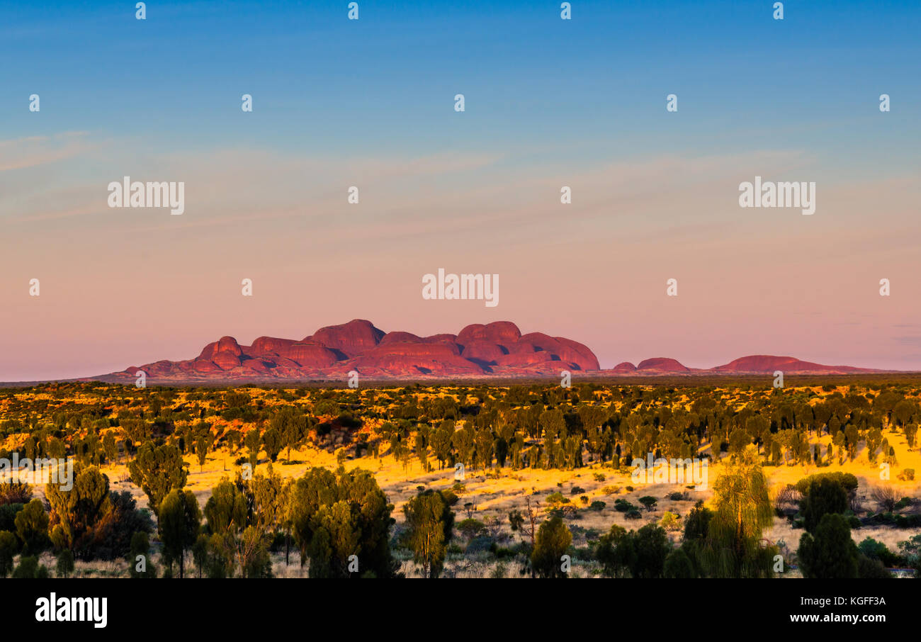Die Olgas (Kata Tjuta) bei Sonnenaufgang, Uluru-Kata Tjuta National Park, UNESCO-Weltkulturerbe, Northern Territory, Australien Stockfoto